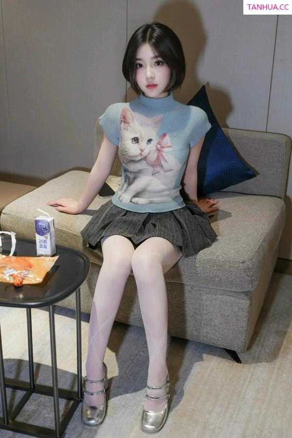 汁汁  [XiuRen]高清写真图 2025.09.30 No.10830 汁汁 灰色短裙第22张图片